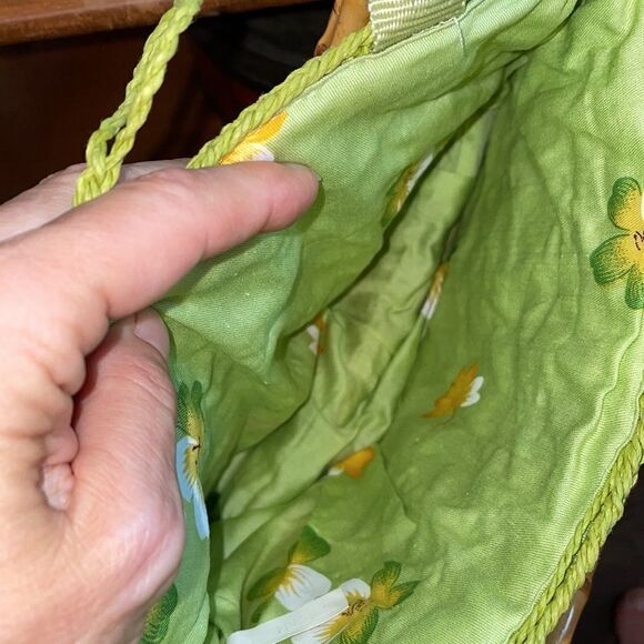 Retro look small green woven purse with flowers & bamboo handles - Picture 4 of 6